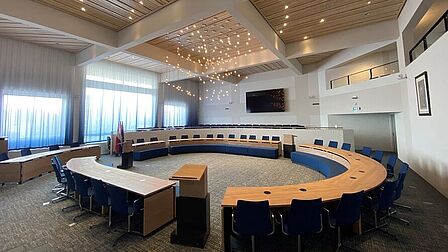 Foto van de raadzaal van de gemeente Soest.