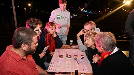 Foto van mensen rond een spelbord