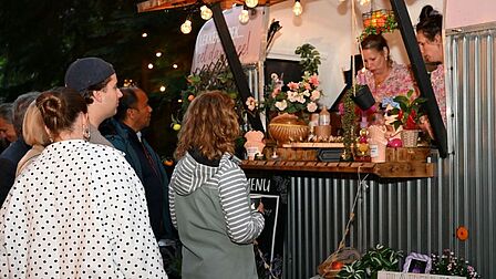Foto van een foodtruck met bezoekers.