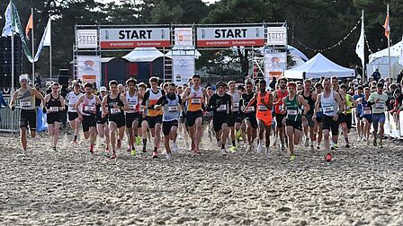 Foto van hardlopers die van start gaan in de Soester Duinen