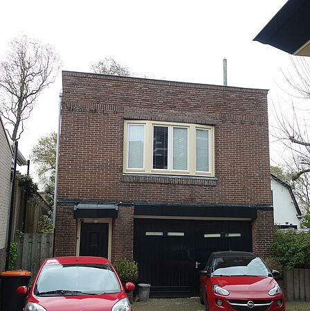 Garage achter de villa aan de Van Weedestraat